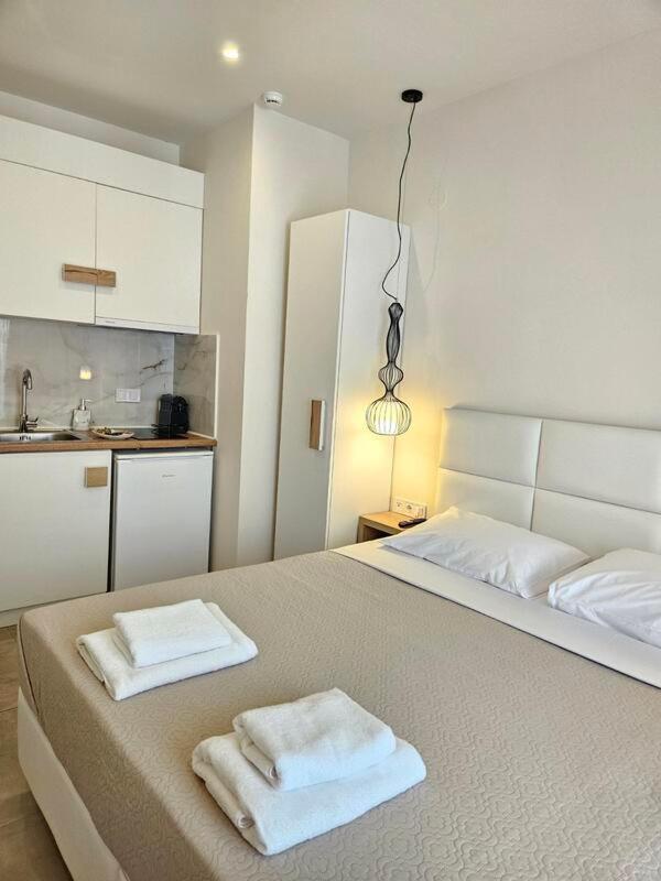 Mystery Suites And Apartments Неи Порои Екстериор снимка
