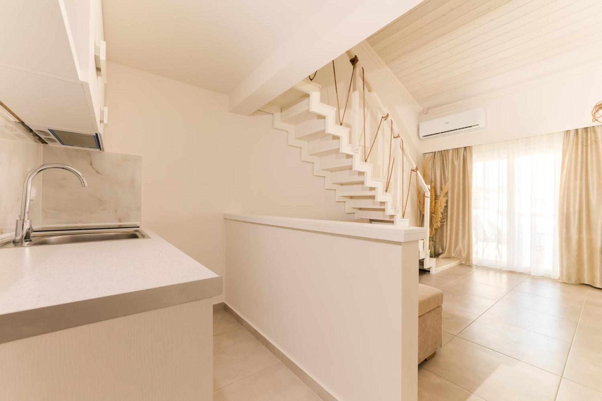 Mystery Suites And Apartments Неи Порои Екстериор снимка