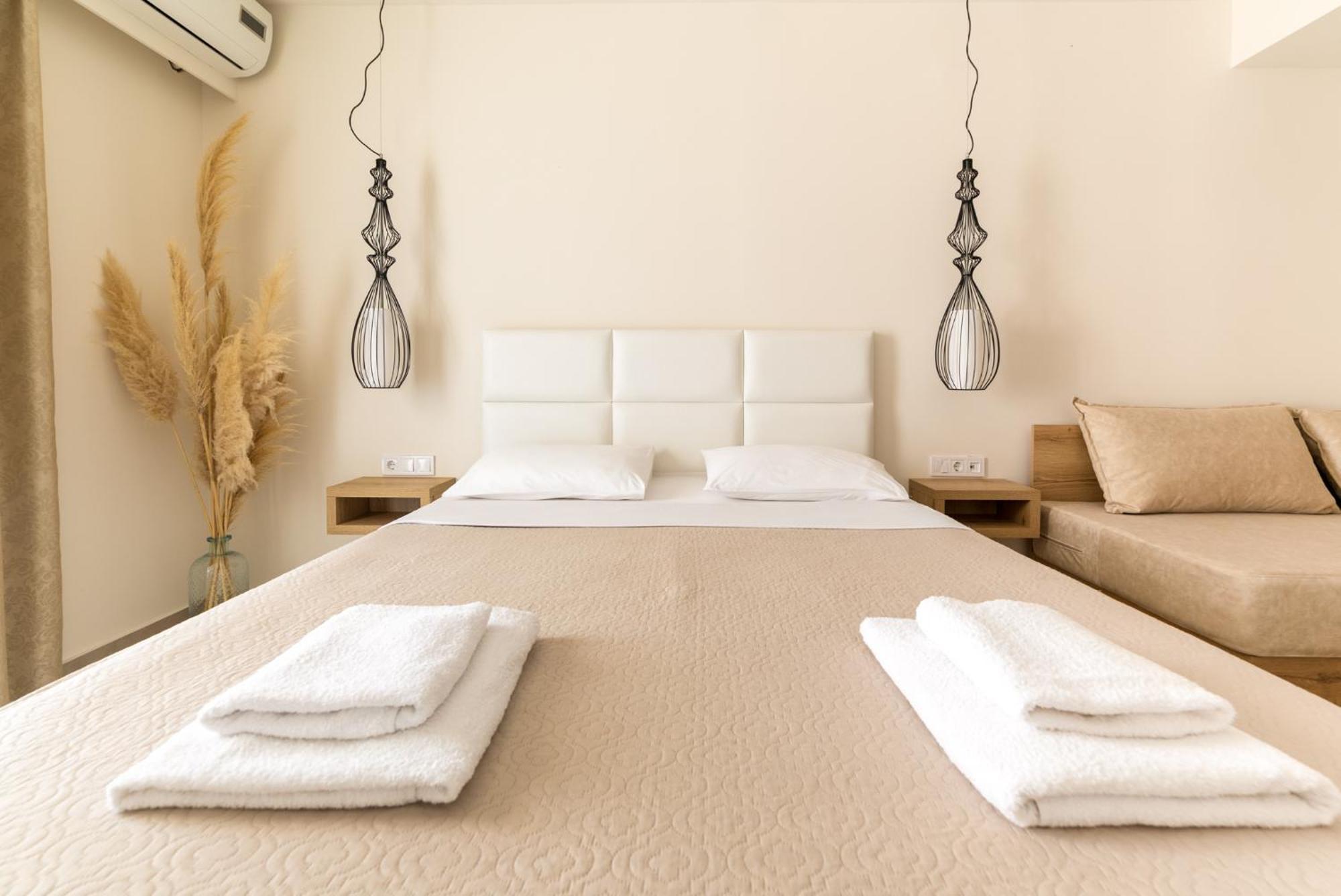Mystery Suites And Apartments Неи Порои Екстериор снимка