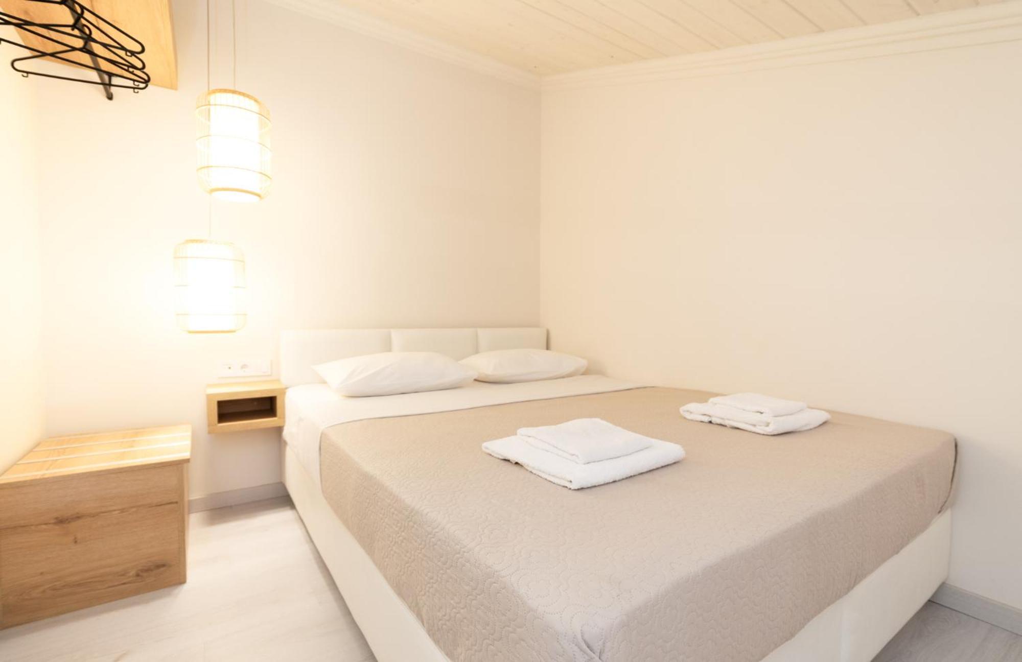 Mystery Suites And Apartments Неи Порои Екстериор снимка