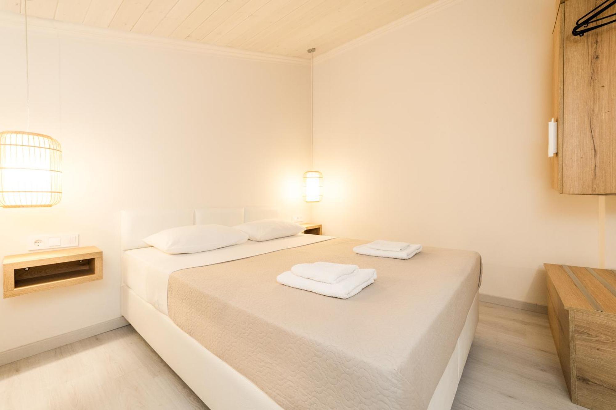 Mystery Suites And Apartments Неи Порои Екстериор снимка
