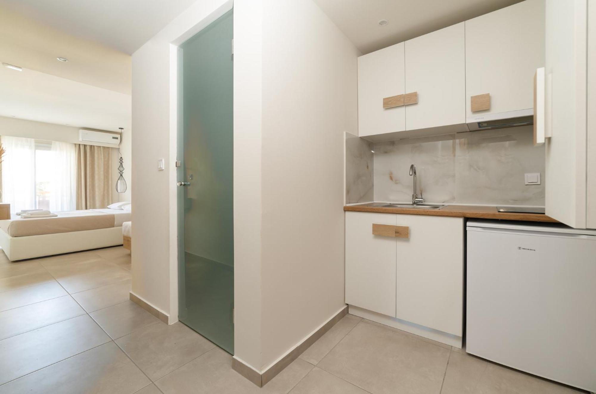 Mystery Suites And Apartments Неи Порои Екстериор снимка
