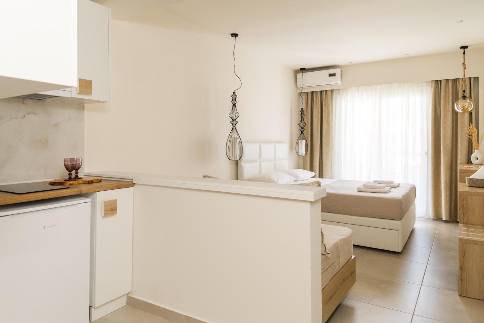 Mystery Suites And Apartments Неи Порои Екстериор снимка