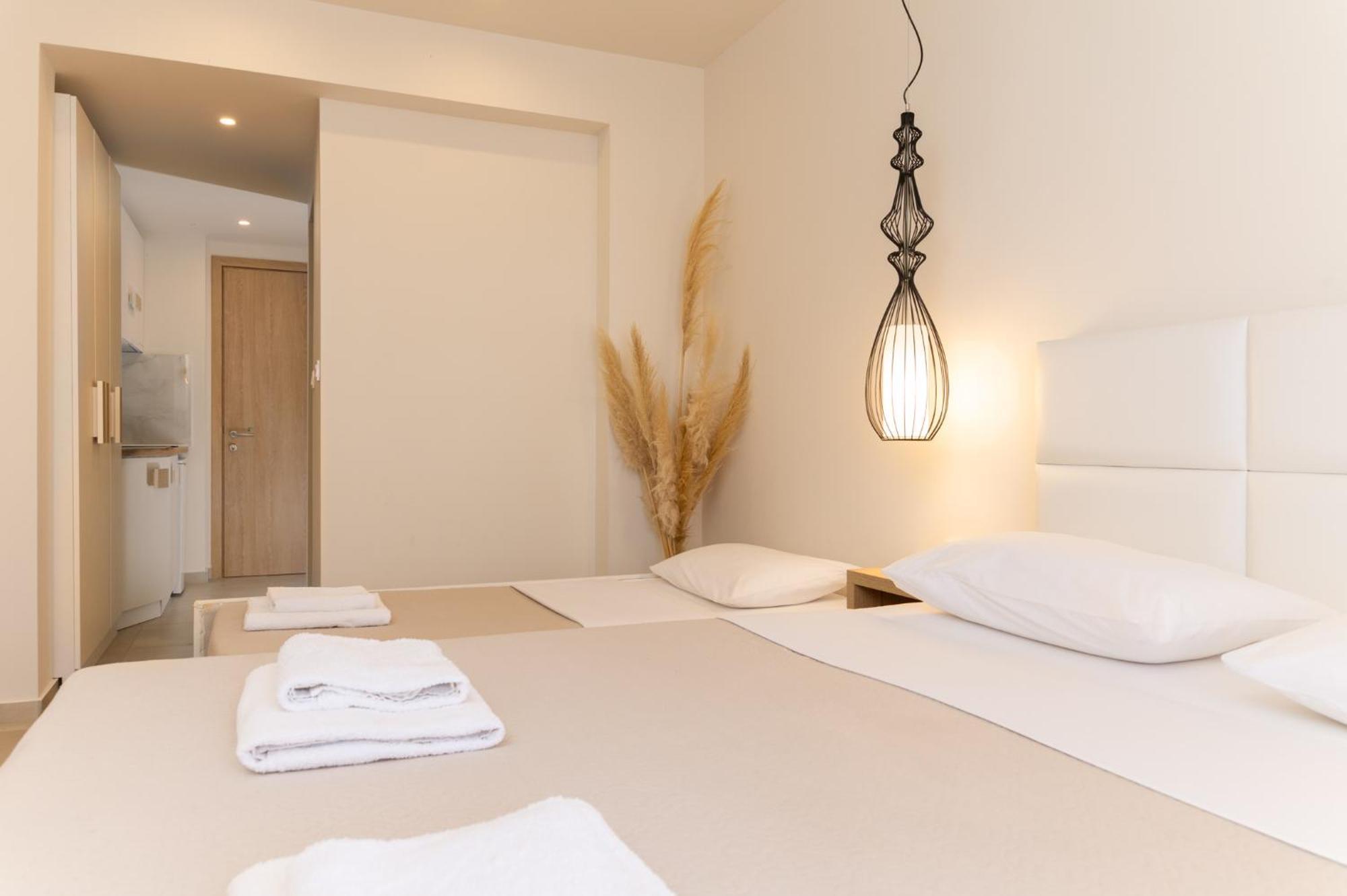 Mystery Suites And Apartments Неи Порои Екстериор снимка