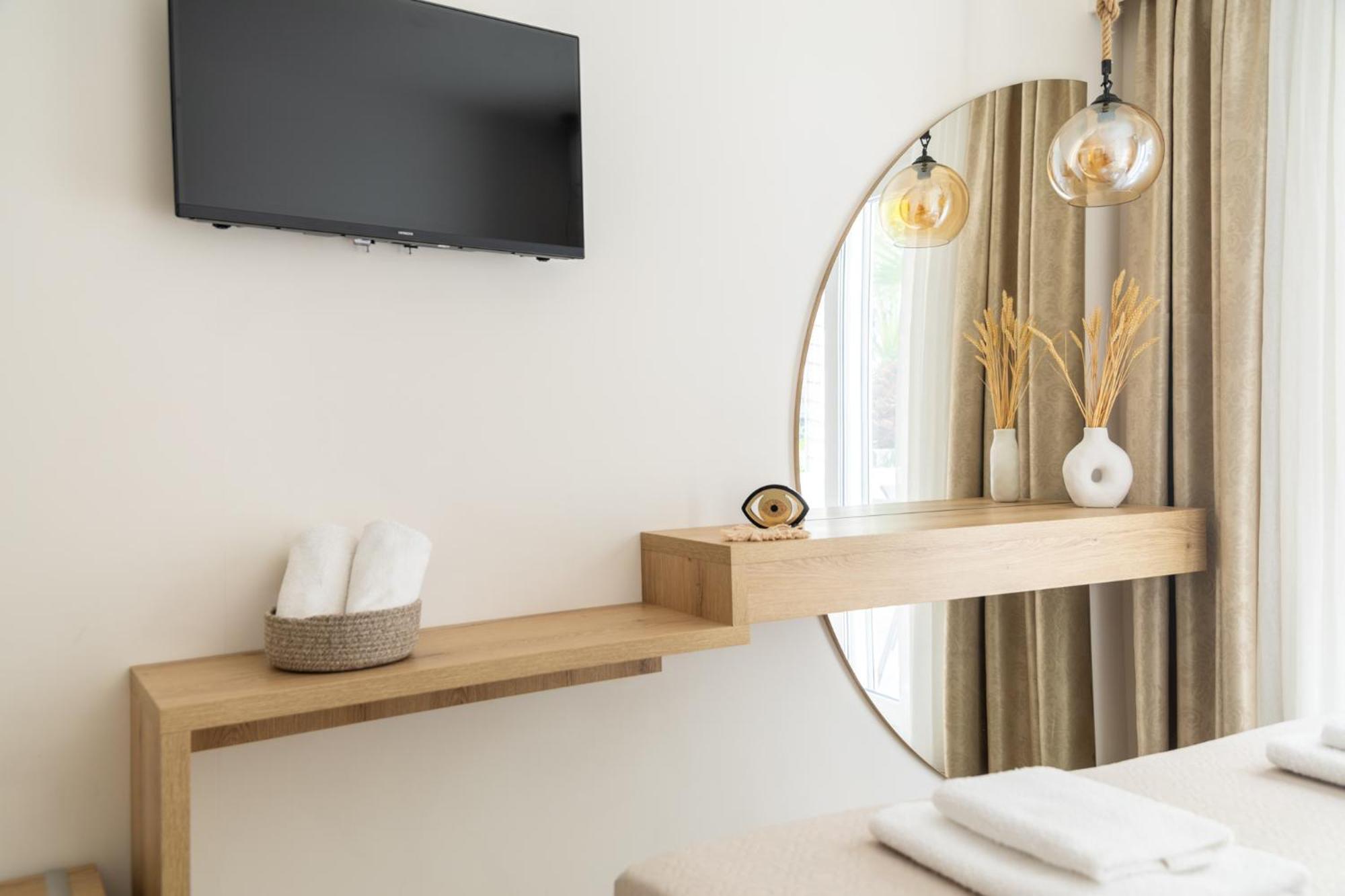 Mystery Suites And Apartments Неи Порои Екстериор снимка