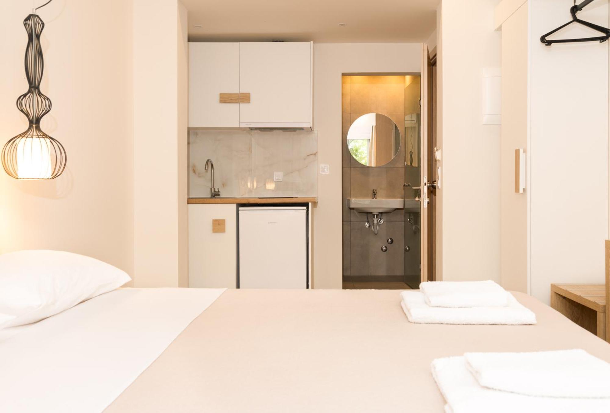 Mystery Suites And Apartments Неи Порои Екстериор снимка