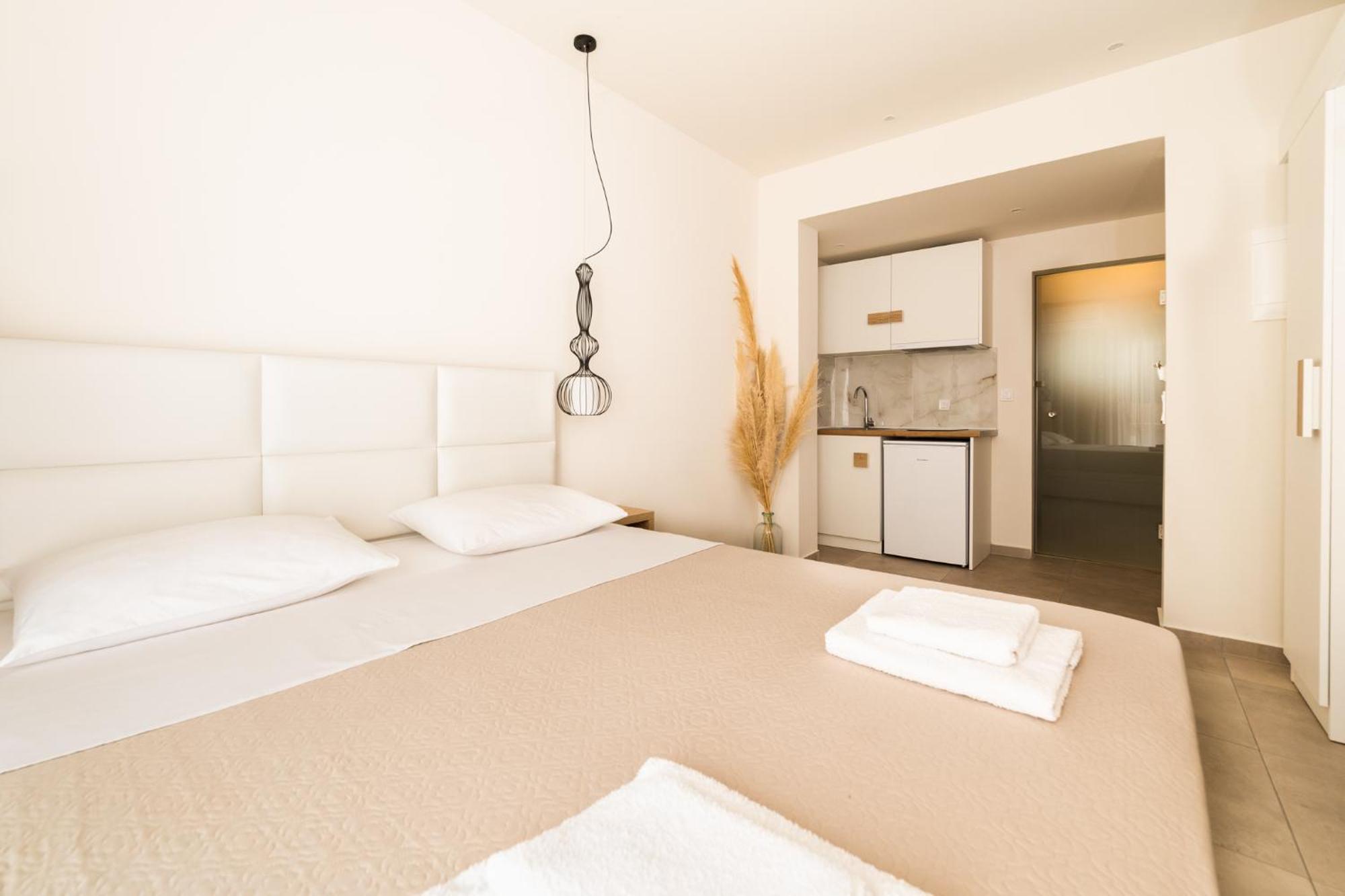 Mystery Suites And Apartments Неи Порои Екстериор снимка